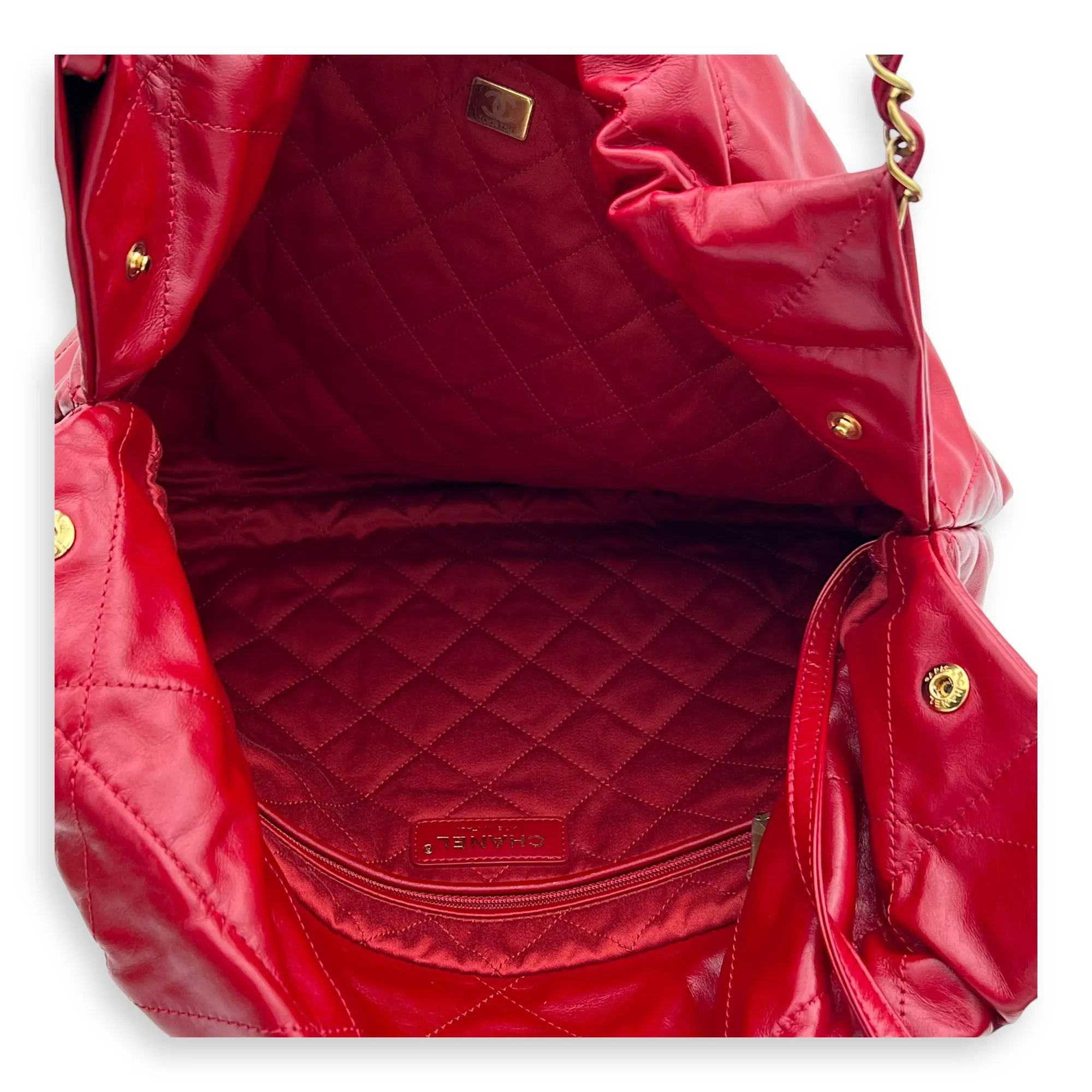 22 Tote Medium Red Tote Bag in Calfskin, Gold hardware