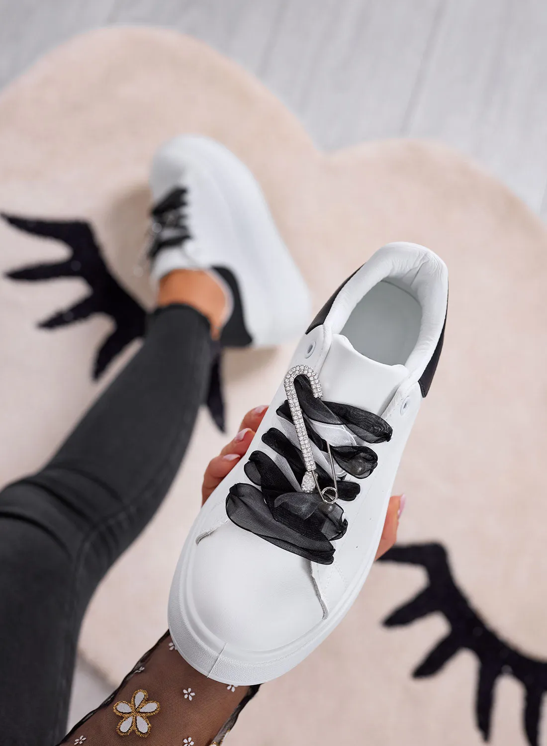 ANGY - Sneakers bianche platform con lacci in organza neri e spilla gioiello