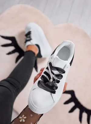 ANGY - Sneakers bianche platform con lacci in organza neri e spilla gioiello