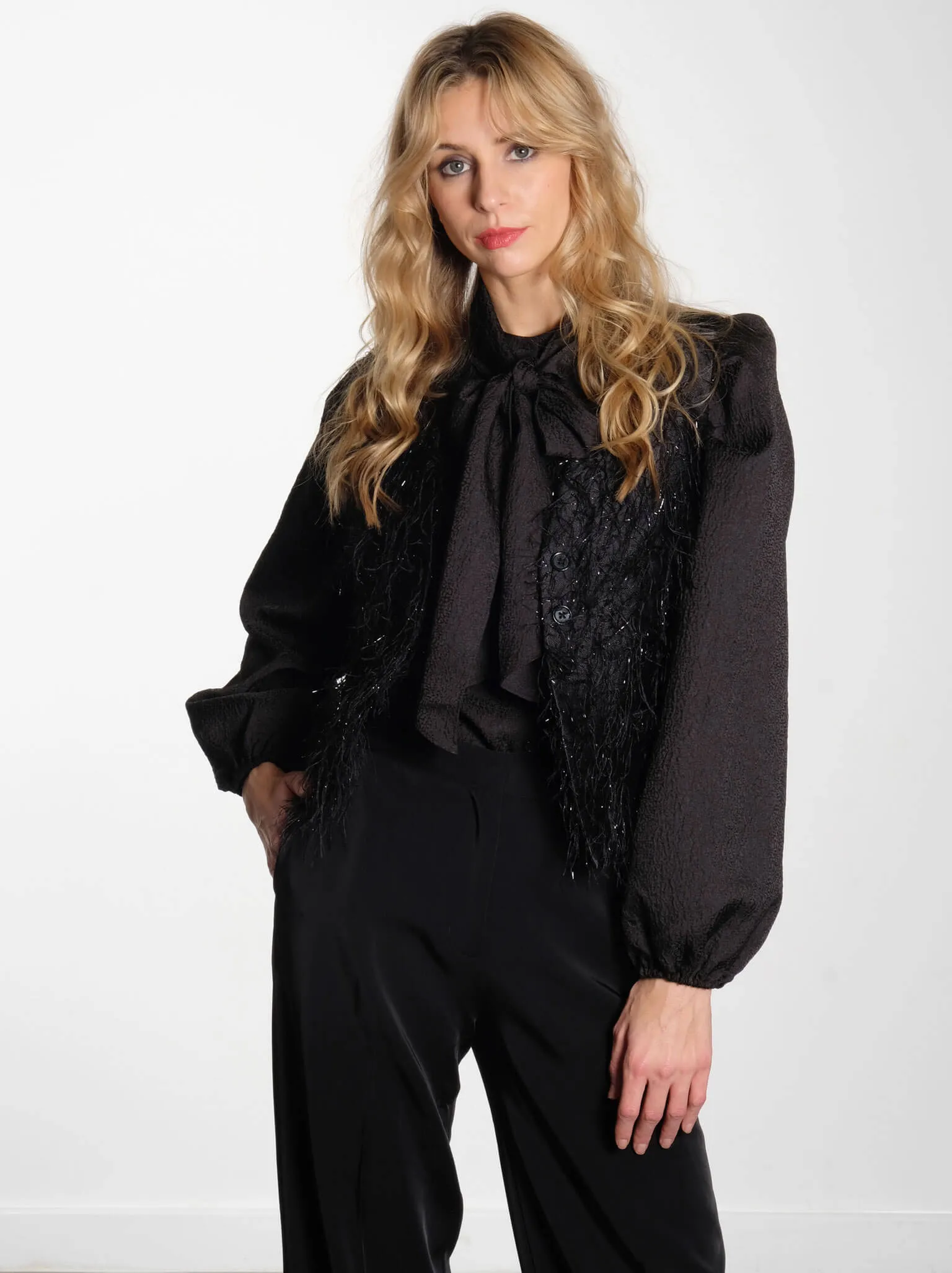 Christa Frayed Jacquard RD - Black
