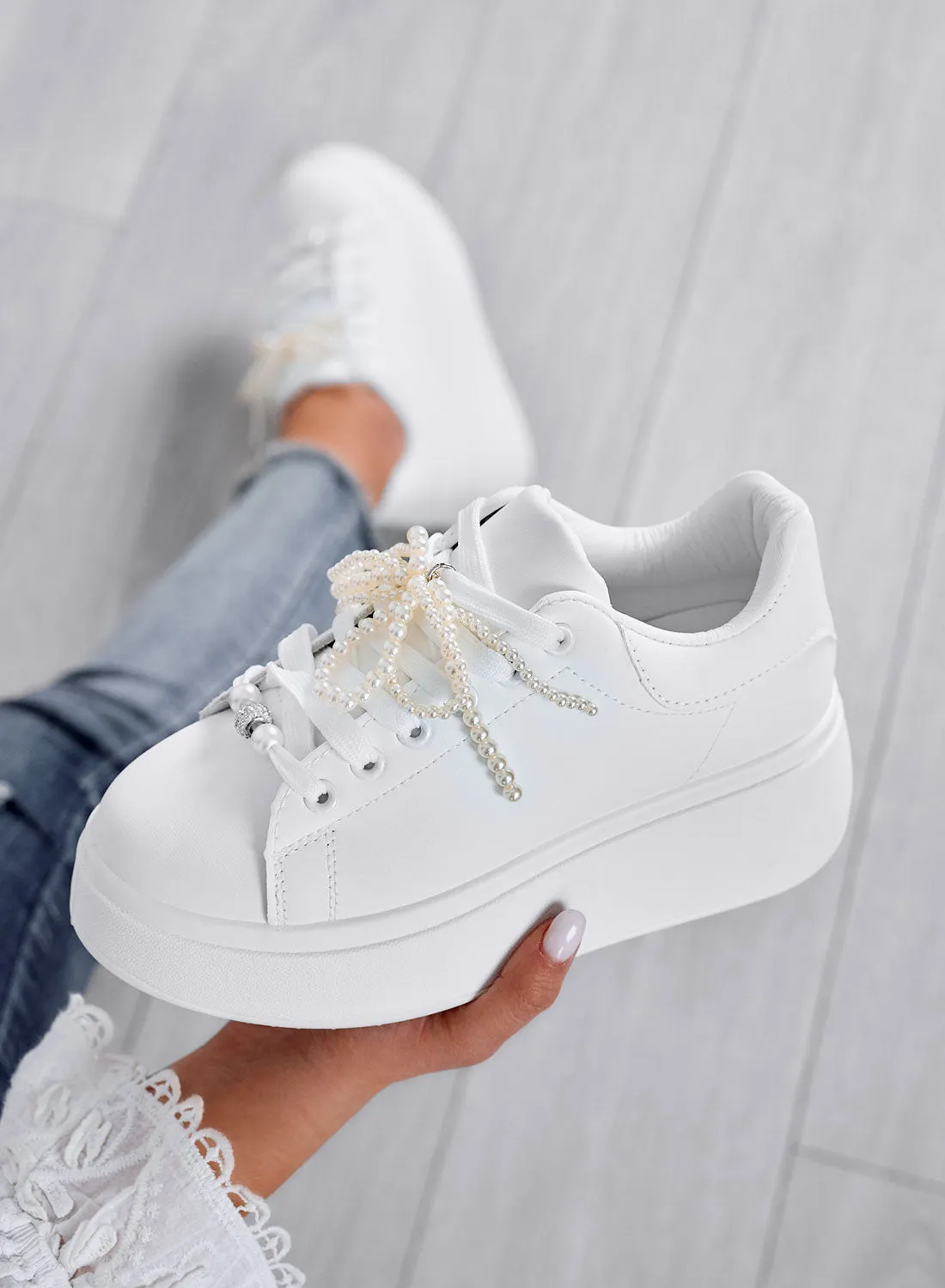 IOLANDA - Sneakers bianche con suola platform e fiocco in perle