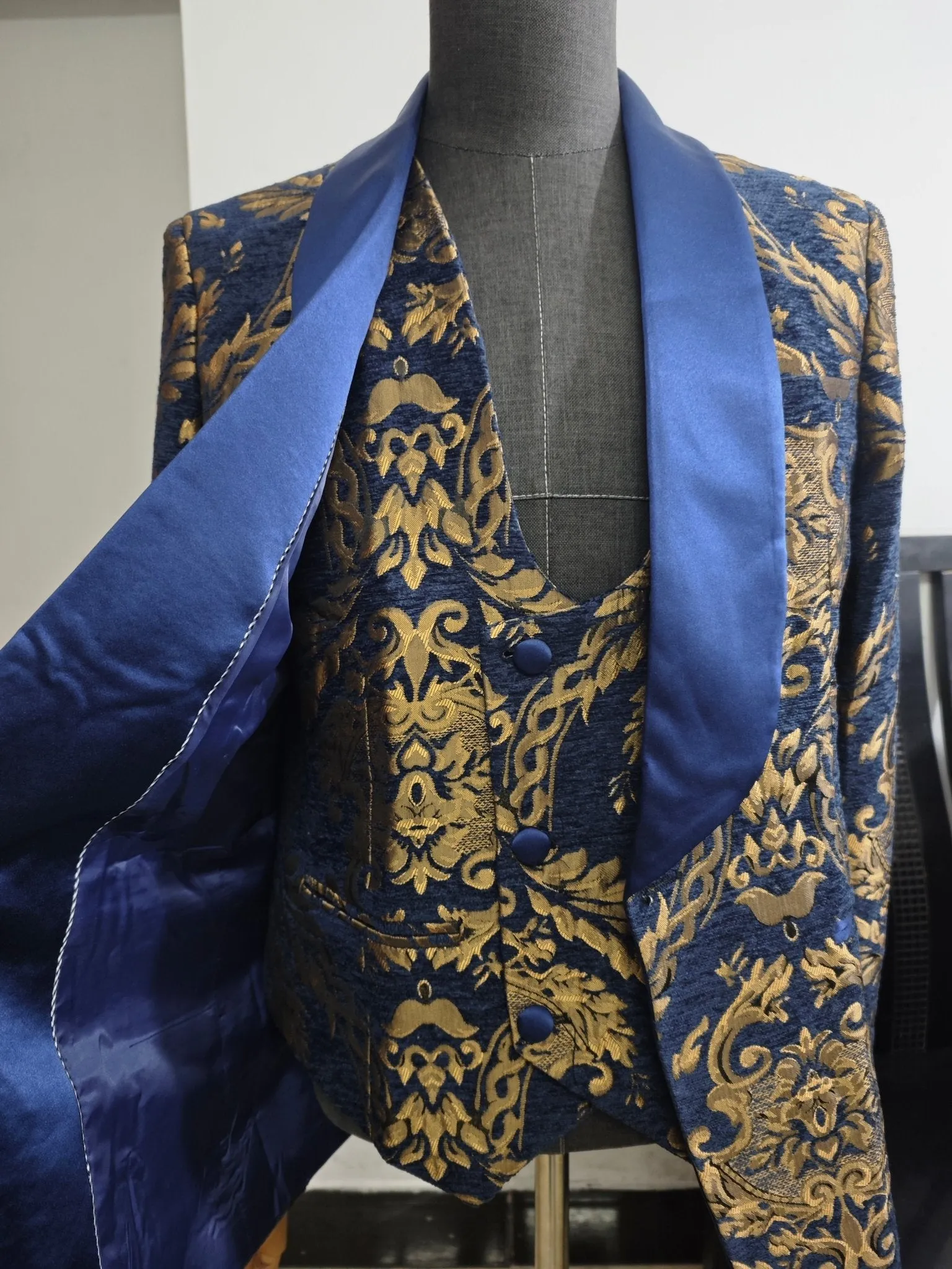 Navy Blue Floral Jacquard Prom Men Suits for Wedding