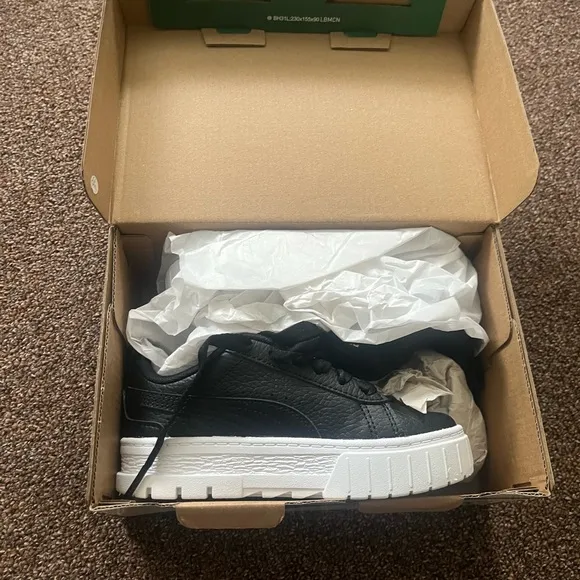 NWT Girls Puma Mayze Sneakers