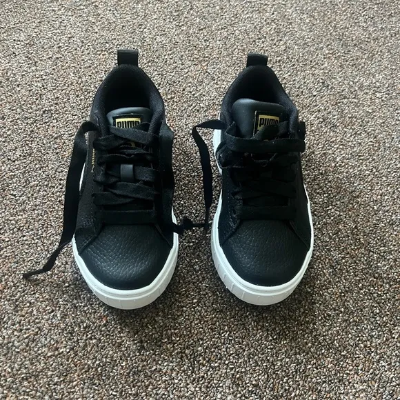 NWT Girls Puma Mayze Sneakers