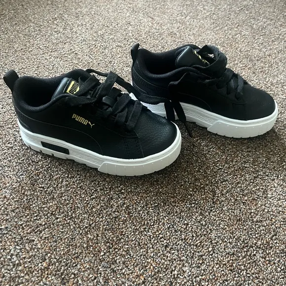 NWT Girls Puma Mayze Sneakers