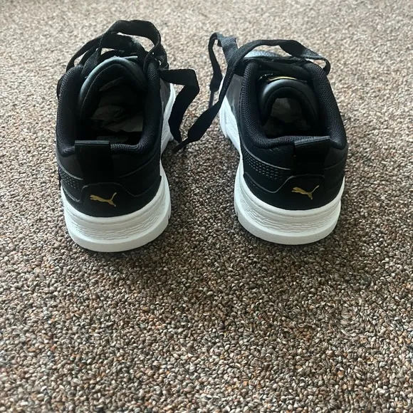 NWT Girls Puma Mayze Sneakers