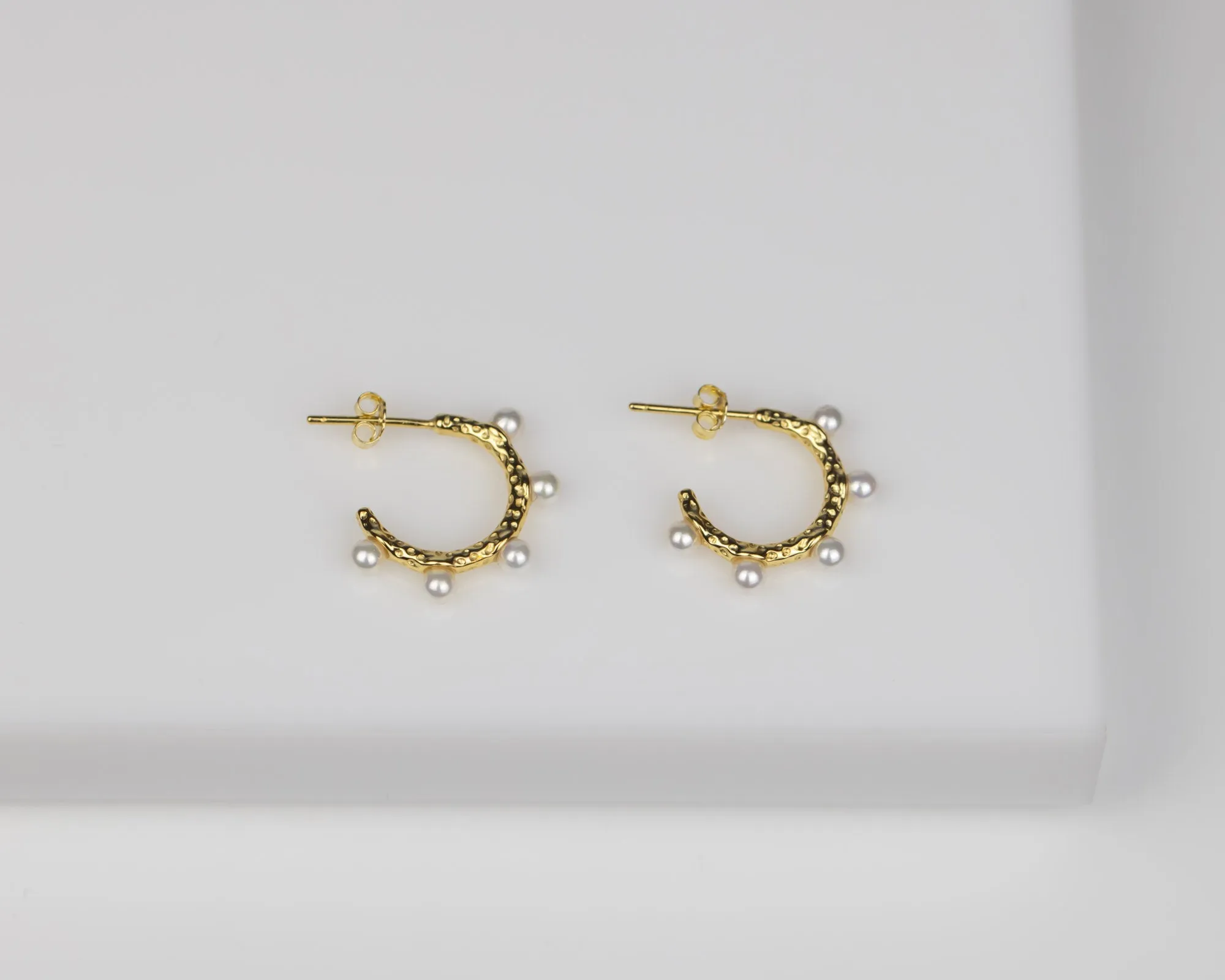 Orb pearl hoop earrings, molten organic gold hoops, mini huggie hoops, dainty pearl hoops, sunshine, wedding bridal pearl, vintage earring