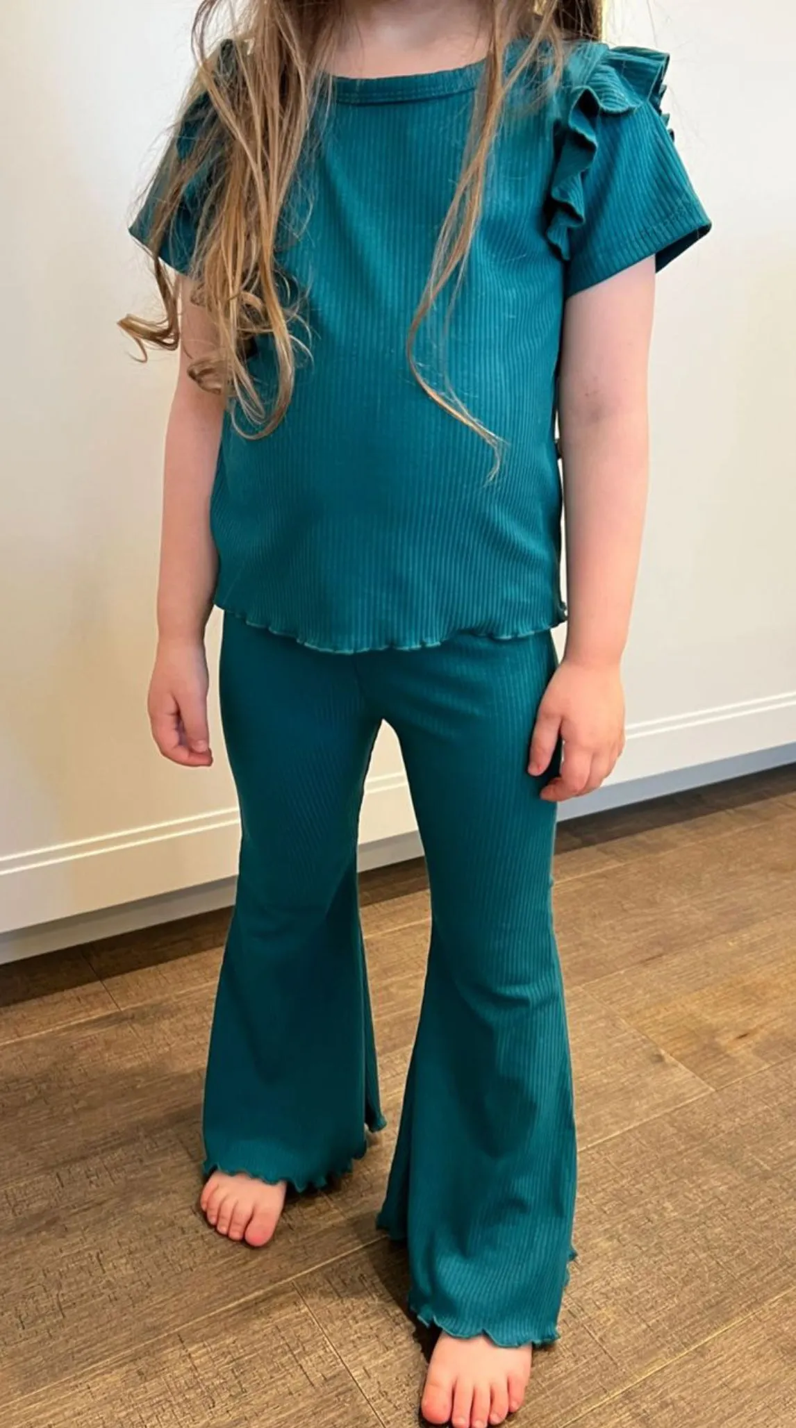 RIB-KNIT RUFFLE SHOULDER TEE