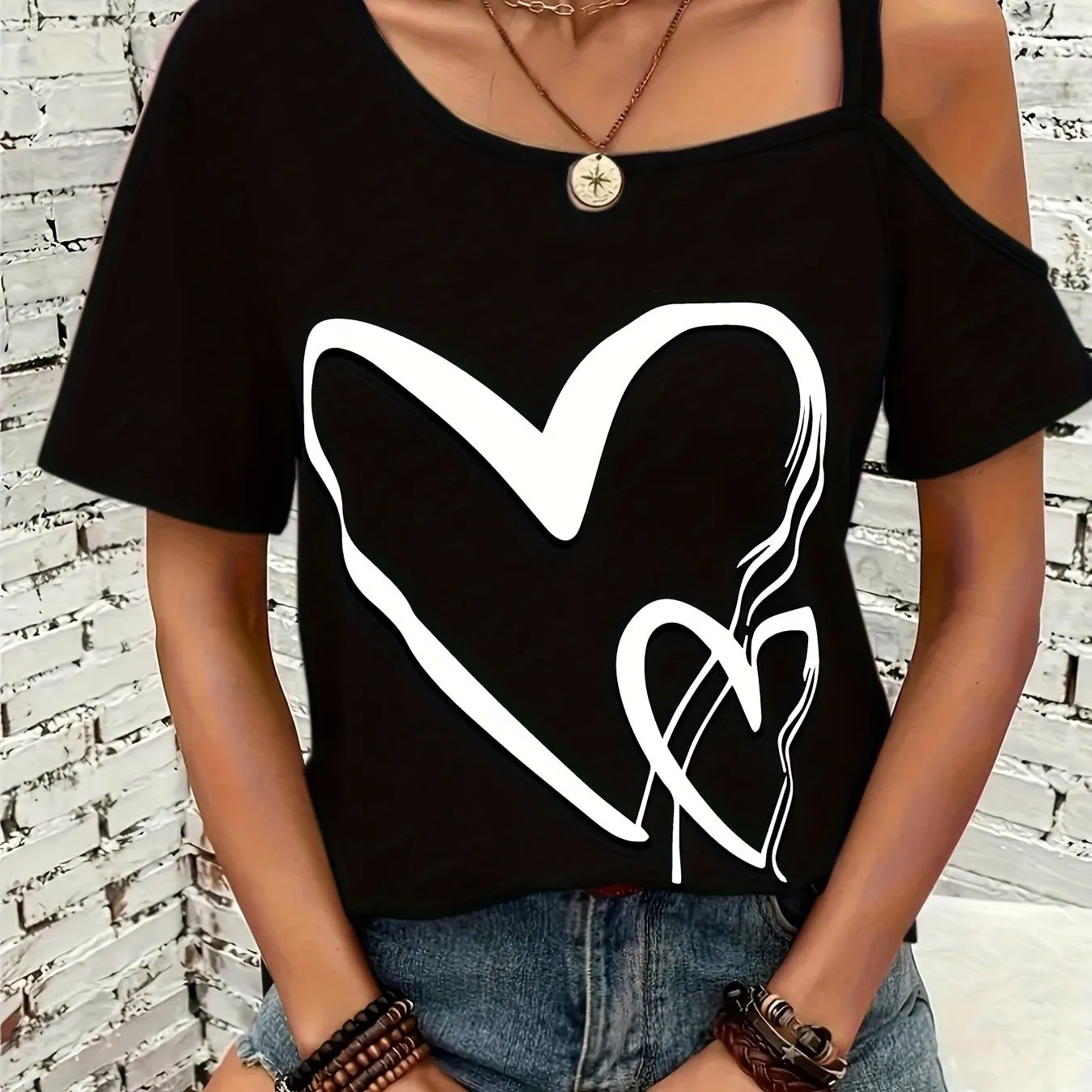 T-shirt - Heart Pattern & Cold Shoulder Design