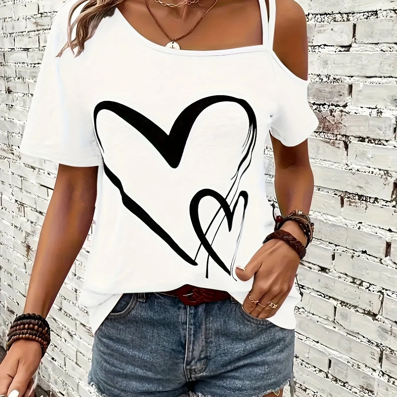 T-shirt - Heart Pattern & Cold Shoulder Design