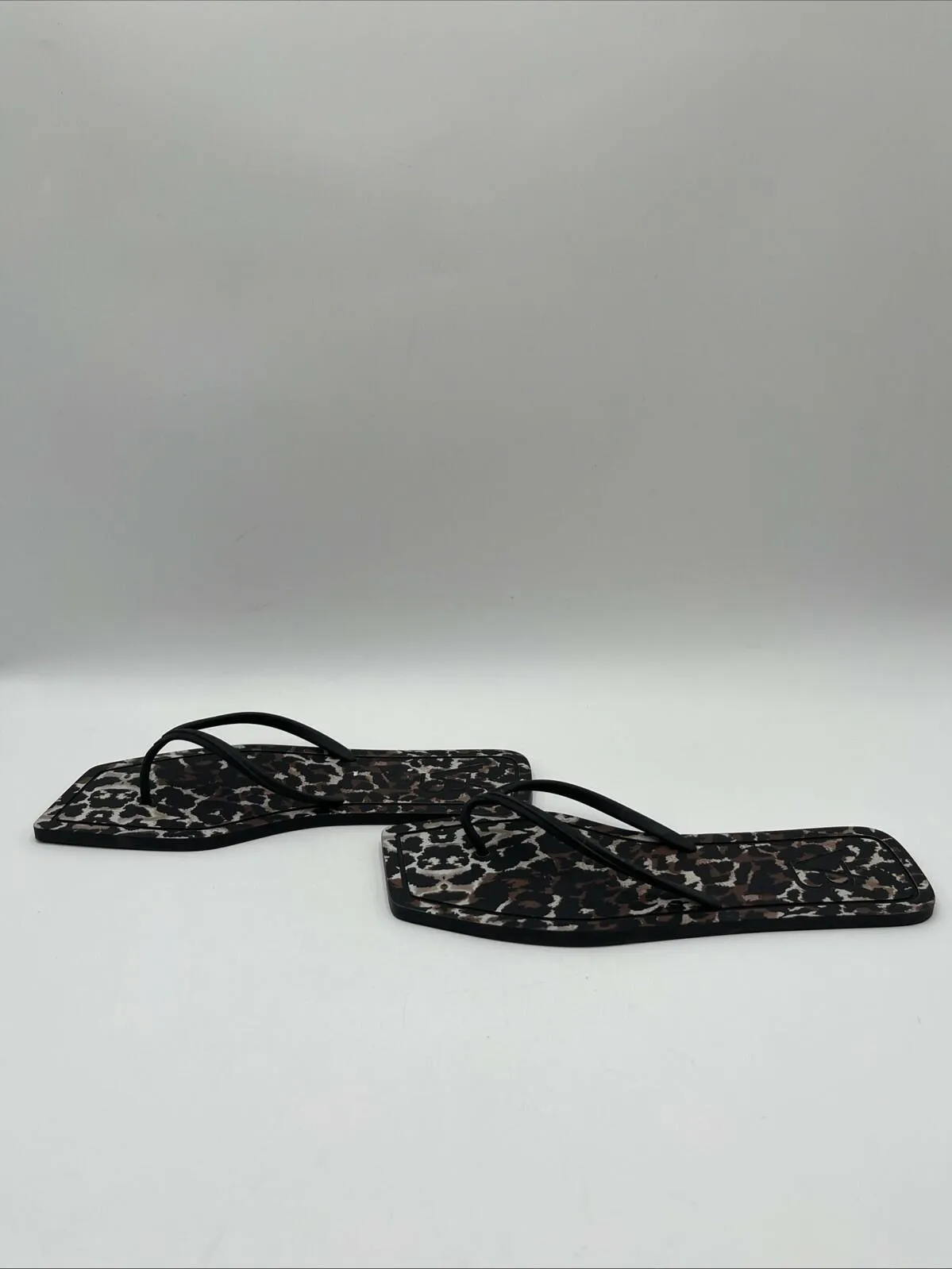 Veronica Beard Analee Square-Toe Leopard Print Flip Flops Black/Brown Size 10M - Very Good