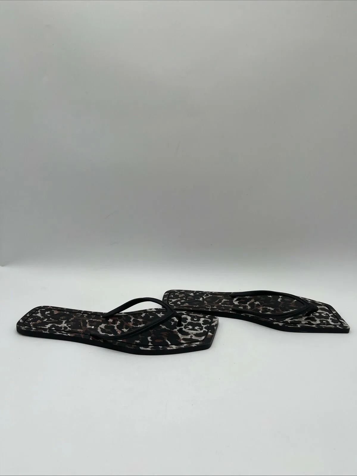 Veronica Beard Analee Square-Toe Leopard Print Flip Flops Black/Brown Size 10M - Very Good