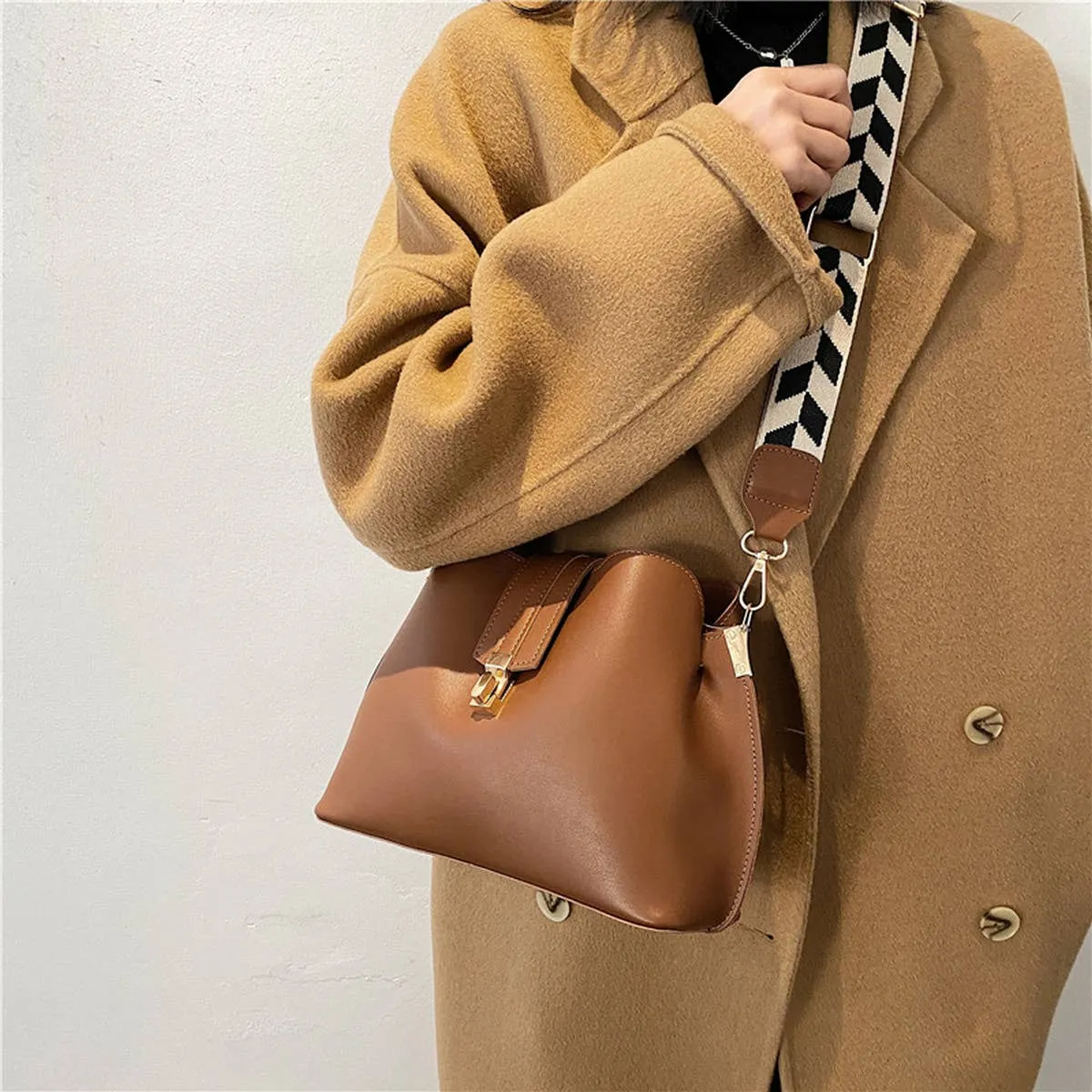 WOMEN RETRO SHOULDER BUCKET BAG_CWAB1552: Brown / (OS) 1